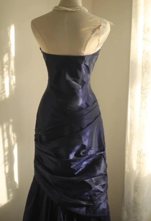 Vestido de noche largo vintage sin tirantes de tafetán para fiestas y eventos.