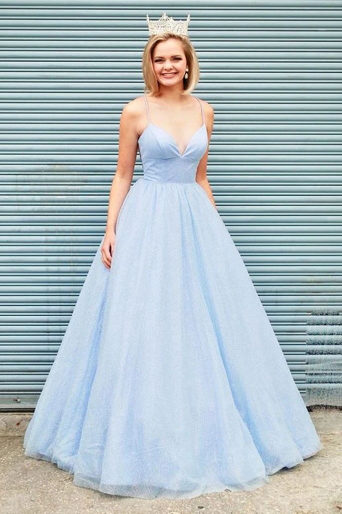 Elegante vestido de fiesta azul claro con escote en V y espalda descubierta