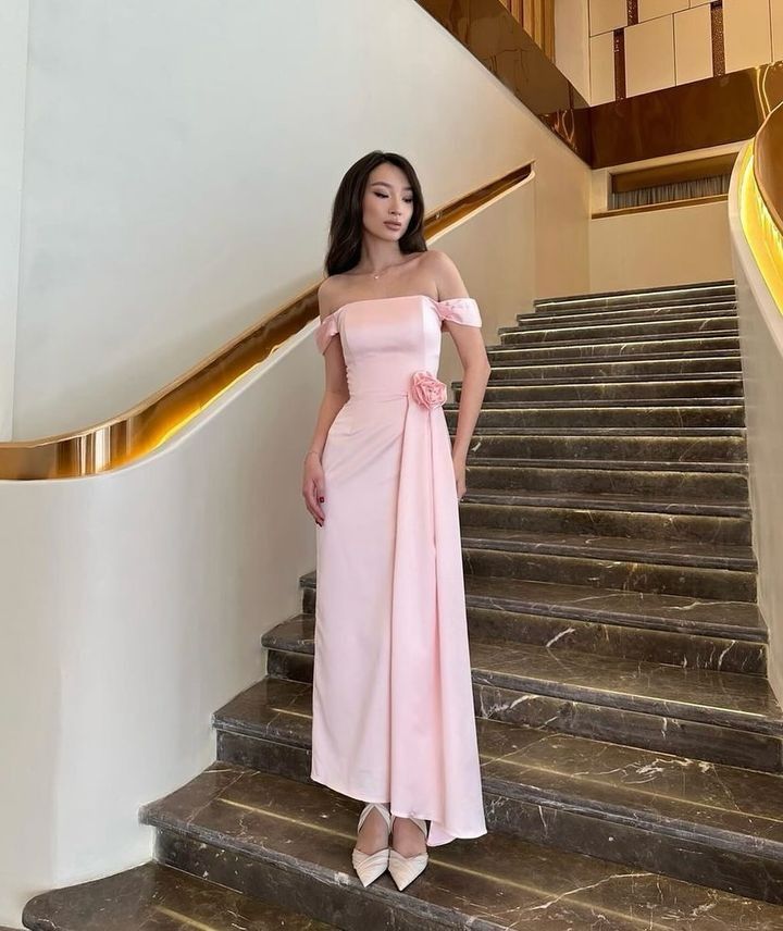 Vestido de fiesta elegante de corte A con hombros descubiertos y volantes en color rosa para invitadas de boda de verano, vestidos de novia para invitadas, trajes de boda para invitadas W0699