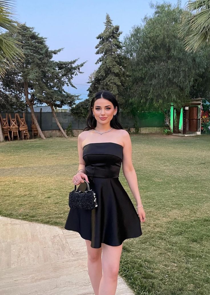 Vestido corto de satén negro, sin tirantes, corte A, para fiesta de 8.º grado, de verano, para escuela secundaria, de fiesta, de cumpleaños, W1037