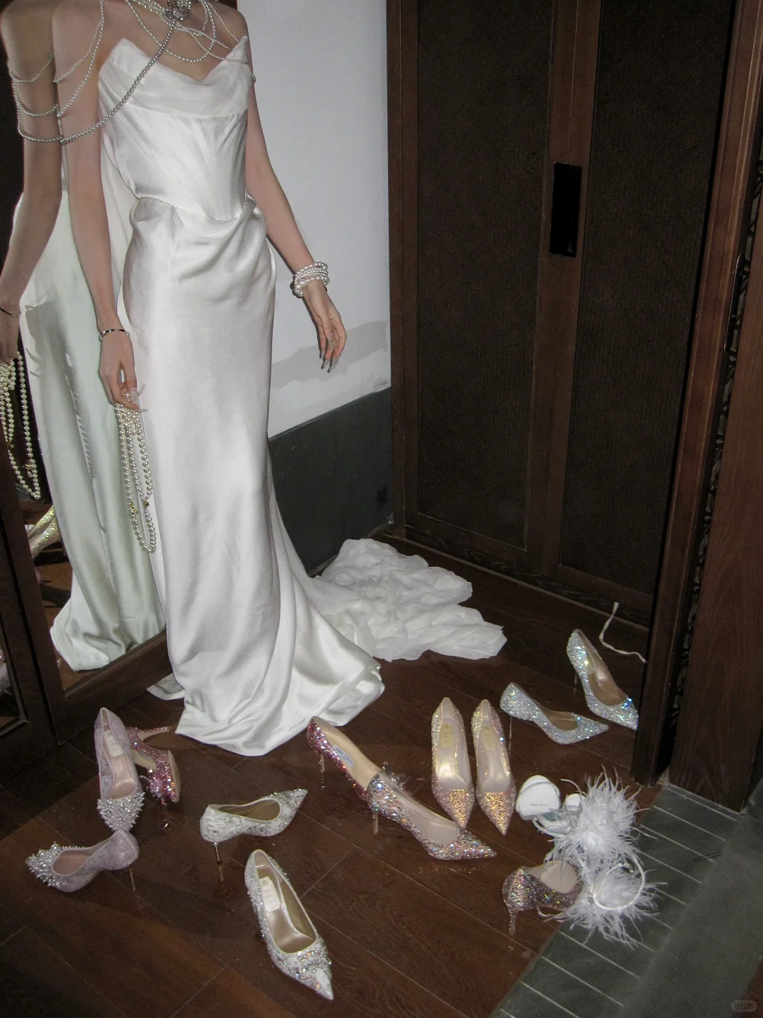 Hermoso vestido de novia blanco, sin tirantes, de satén, sin mangas, con capa WD0071