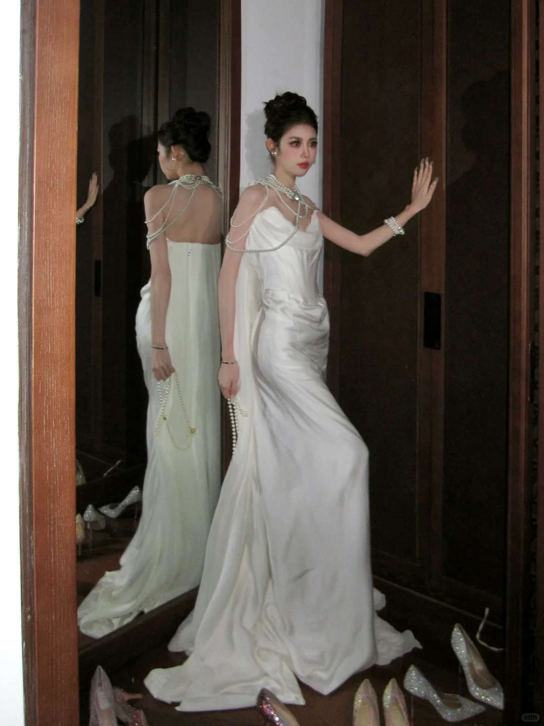 Hermoso vestido de novia blanco, sin tirantes, de satén, sin mangas, con capa WD0071