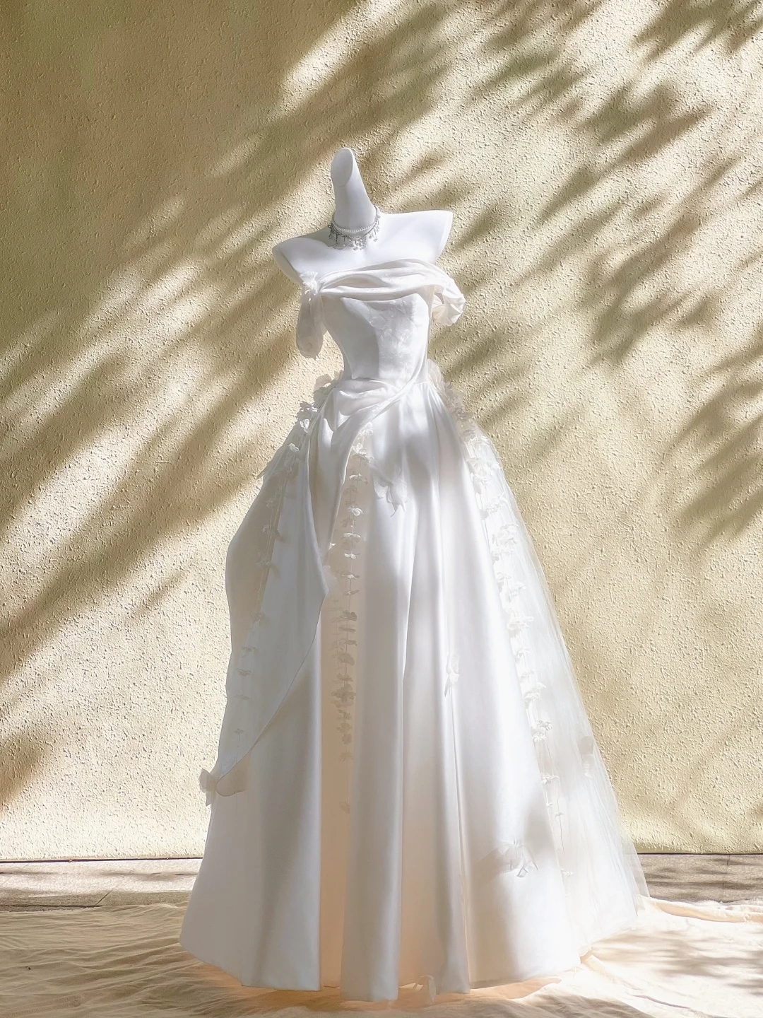 Hermoso vestido de novia blanco de satén, sin tirantes, con mangas cortas, WD026
