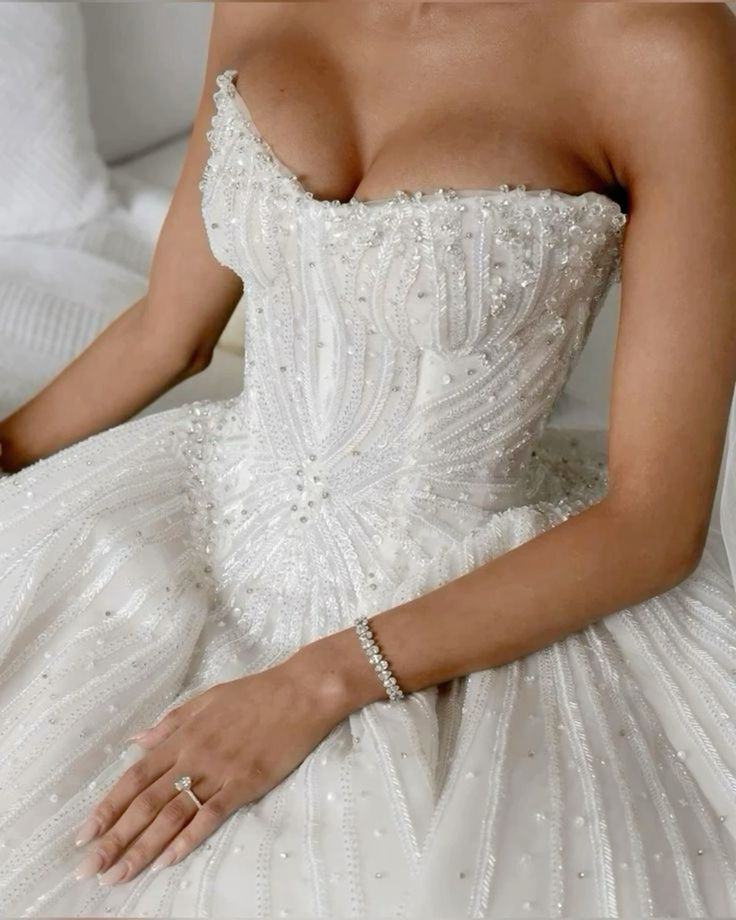 Hermoso vestido de novia largo con escote corazón y lentejuelas blancas WD045