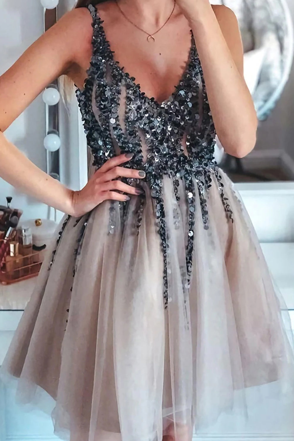 Vestido corto de tul con lentejuelas brillantes para el regreso a casa