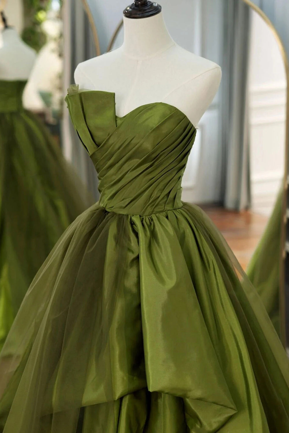 Vestido de fiesta largo verde sin tirantes, asimétrico, de corte A y con volantes