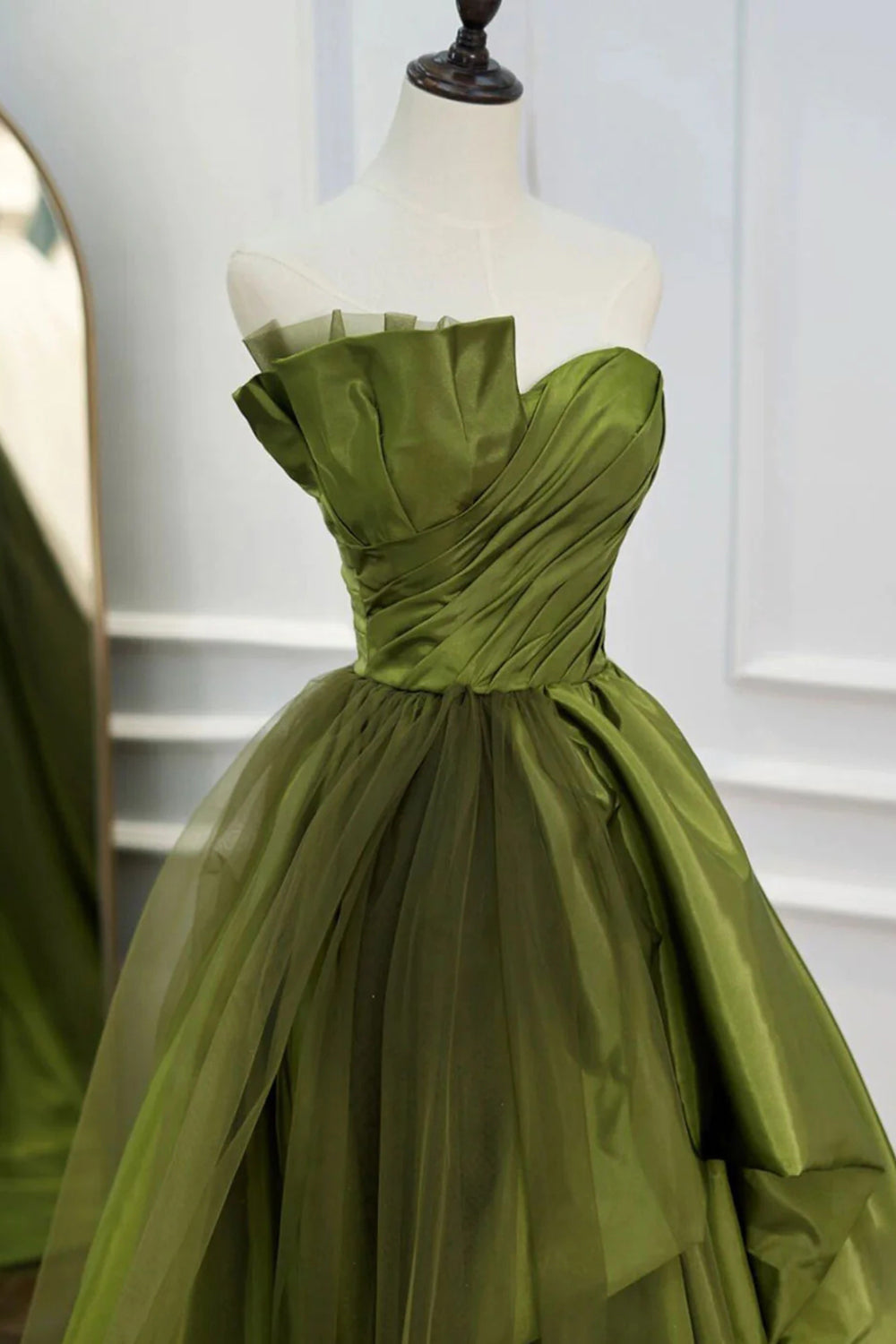 Vestido de fiesta largo verde sin tirantes, asimétrico, de corte A y con volantes