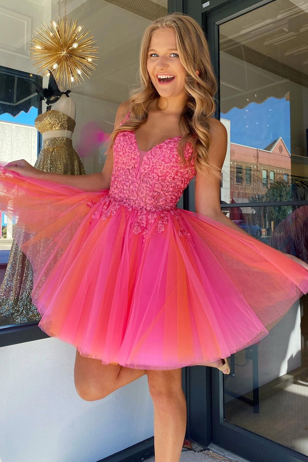 Vestido corto de fiesta de tul rosa intenso con corte en A y encaje