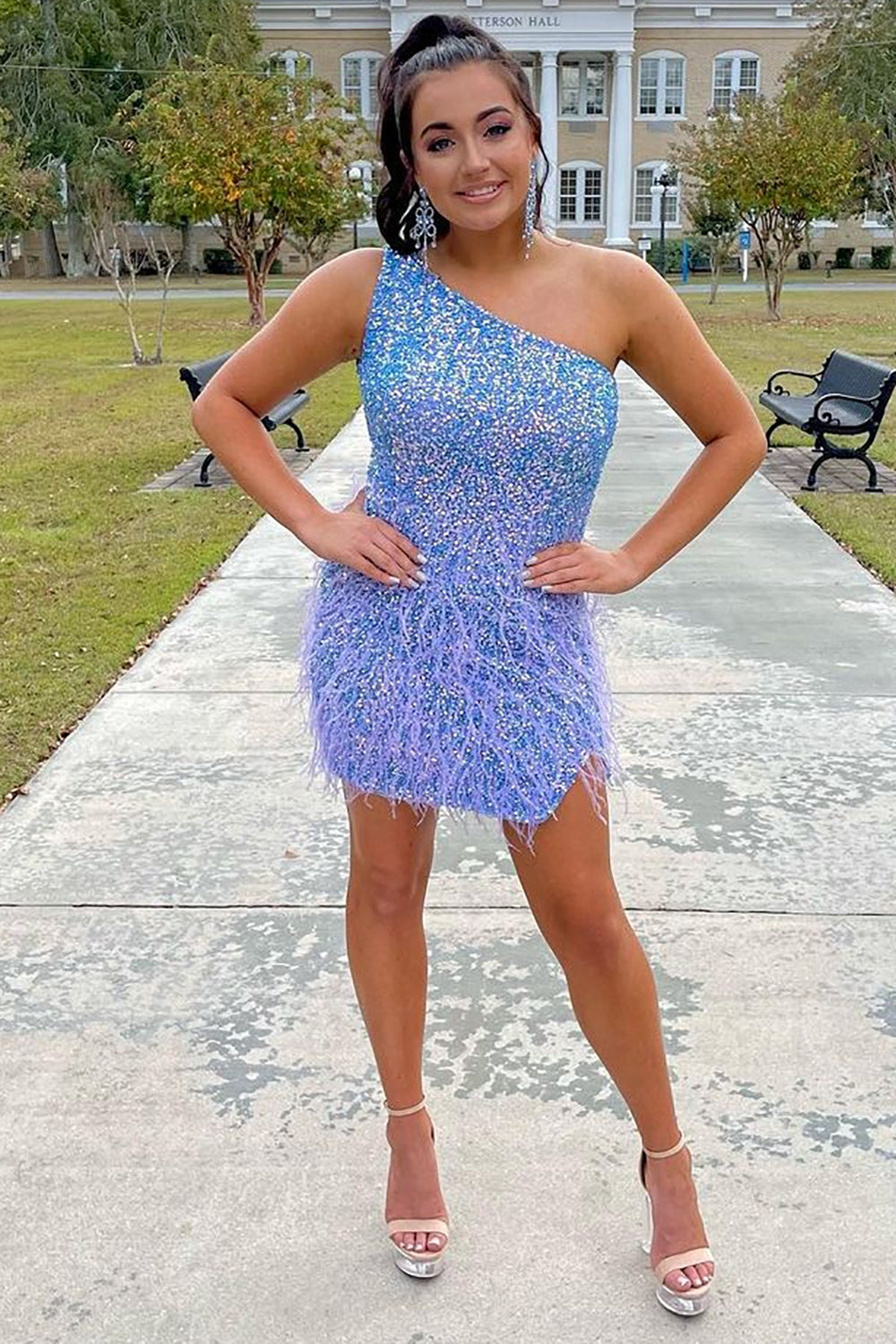 Elegante vestido de fiesta corto con lentejuelas azules, un hombro y plumas