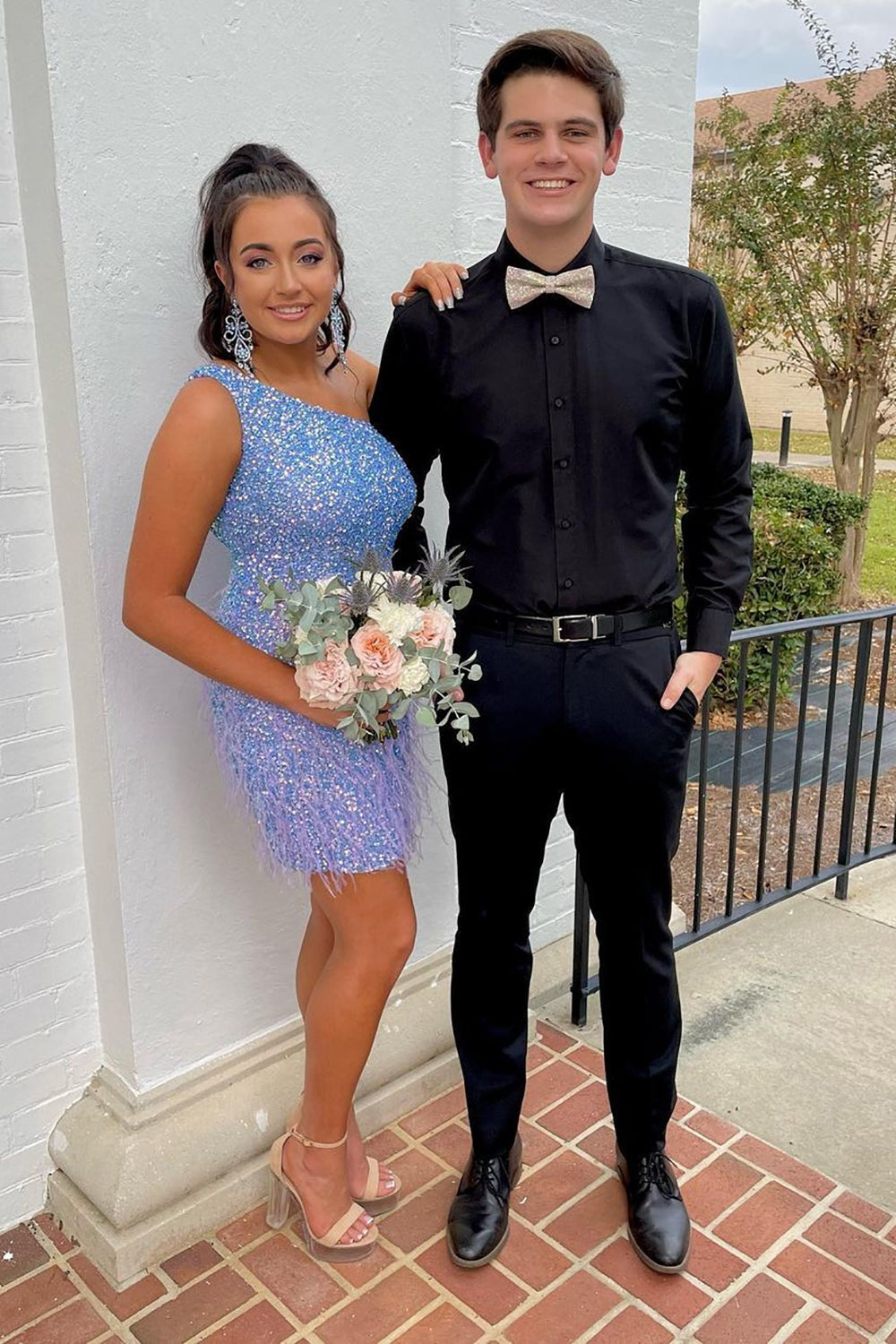 Elegante vestido de fiesta corto con lentejuelas azules, un hombro y plumas