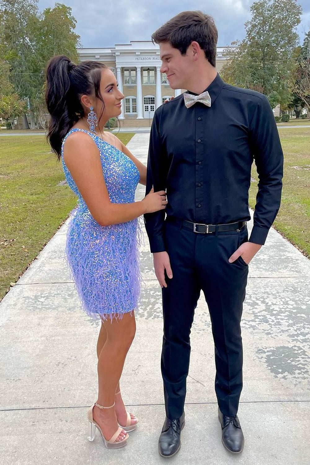Elegante vestido de fiesta corto con lentejuelas azules, un hombro y plumas