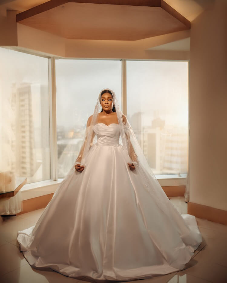 Vestidos de novia blancos con corte princesa y hombros descubiertos