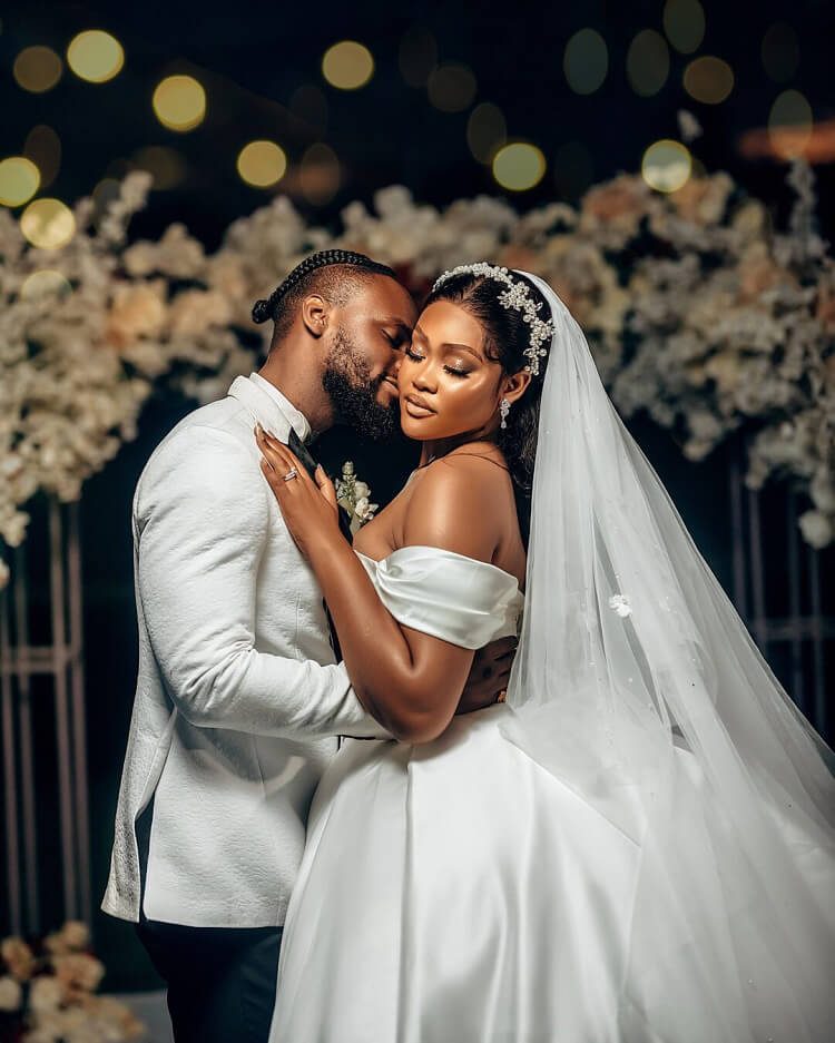 Vestidos de novia blancos con corte princesa y hombros descubiertos