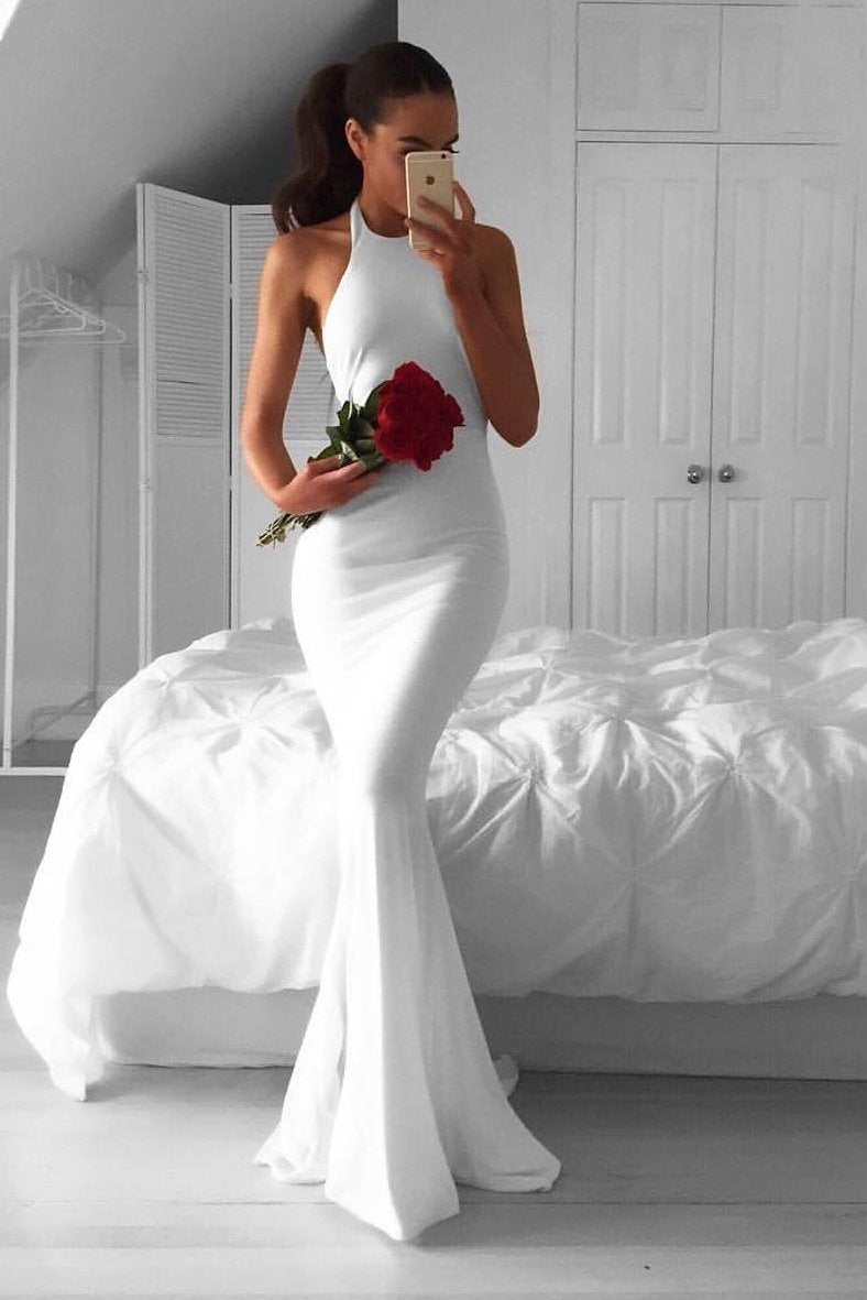Vestido de fiesta de sirena con cuello halter blanco y espalda descubierta