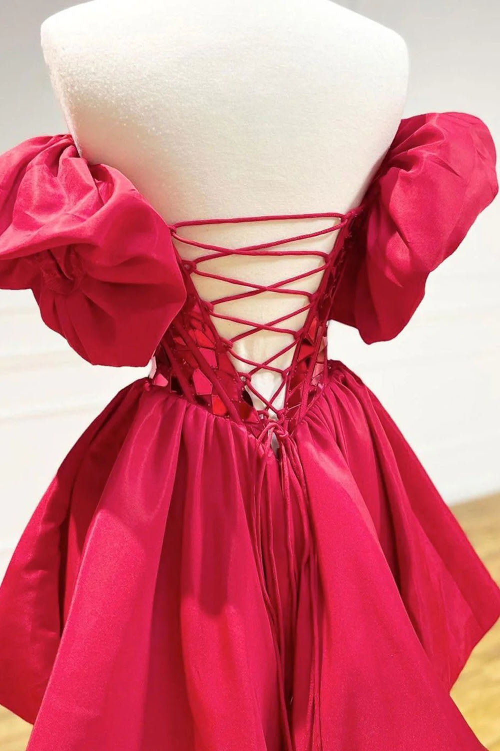 Elegante vestido rojo corto de fiesta con hombros descubiertos y corte en A con cristales