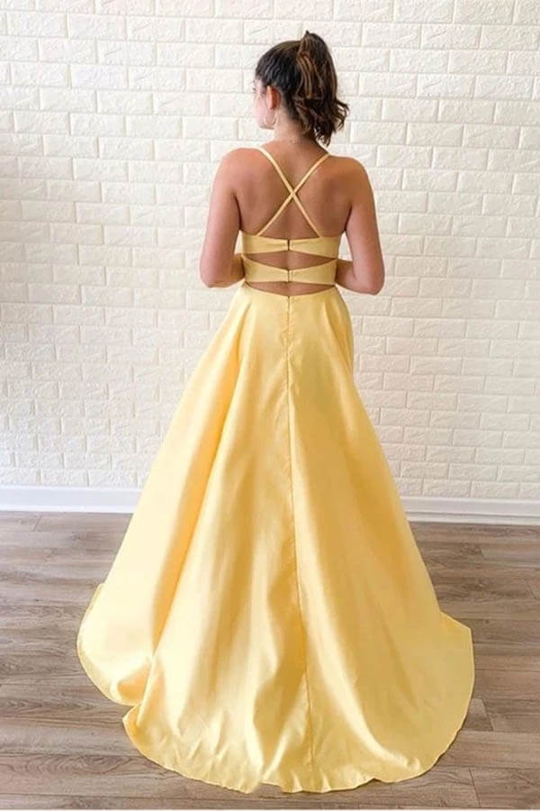 Vestido de fiesta largo amarillo sin mangas con abertura y cola larga