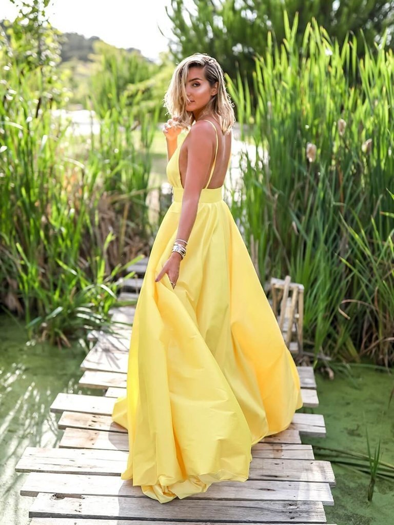 Vestidos de fiesta largos estilo imperio con escote en V y tirantes finos en amarillo pastel claro