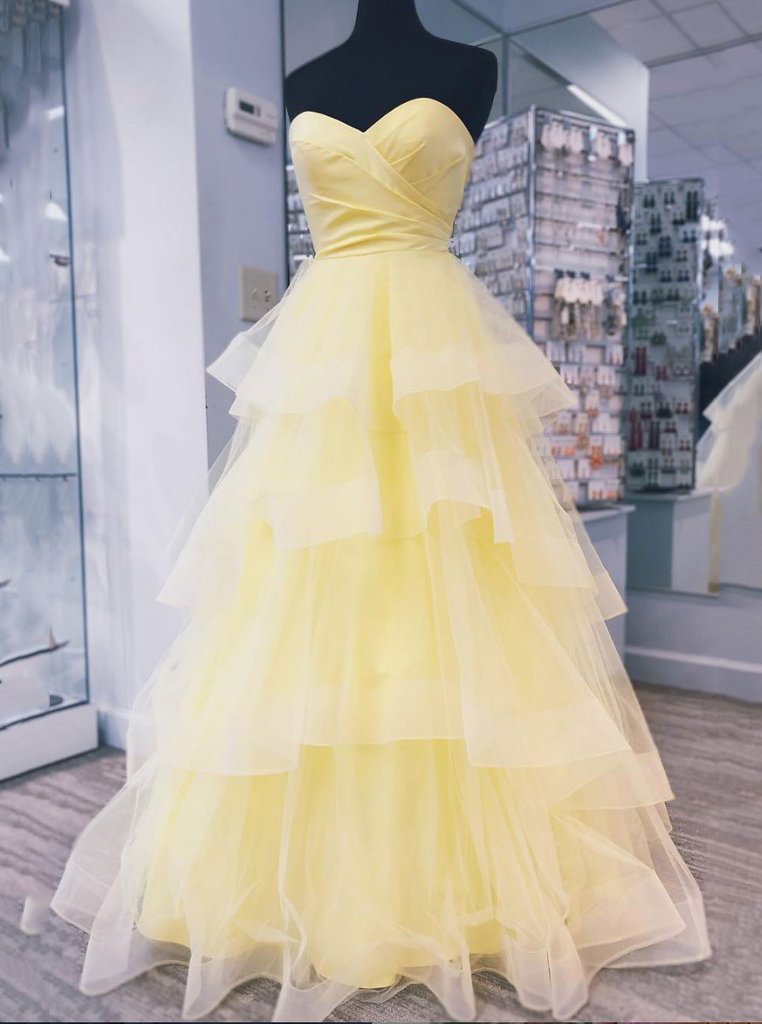 Vestido de fiesta largo de tul con escote en forma de corazón amarillo y capas