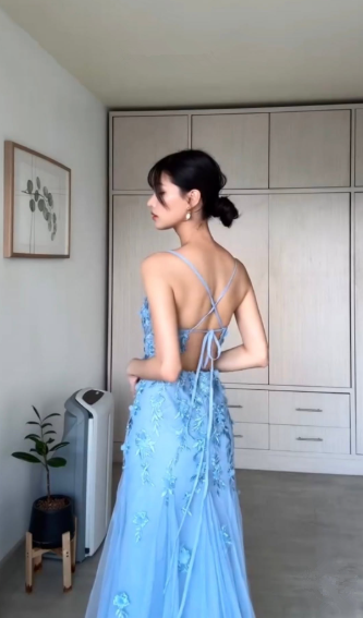 Vestido de noche elegante de sirena con apliques de tul azul, largo y espalda abierta