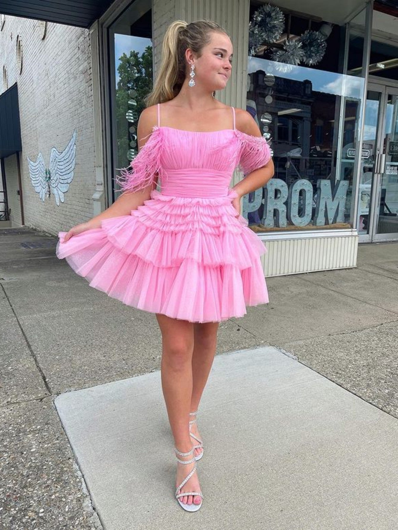 Vestido rosa de fiesta corto con plumas, corte A y capas
