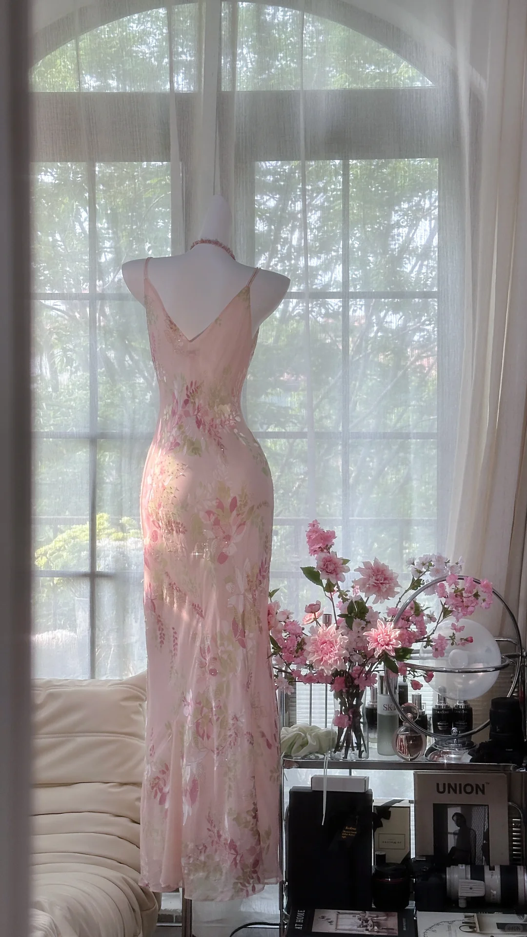 Vestido de noche romántico de gasa con tirantes finos y estampado floral rosa retro TP3984