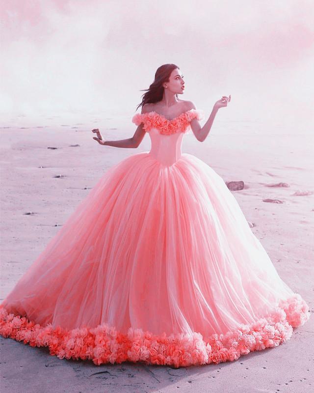 Vestidos de quinceañera con flores de tul y hombros descubiertos