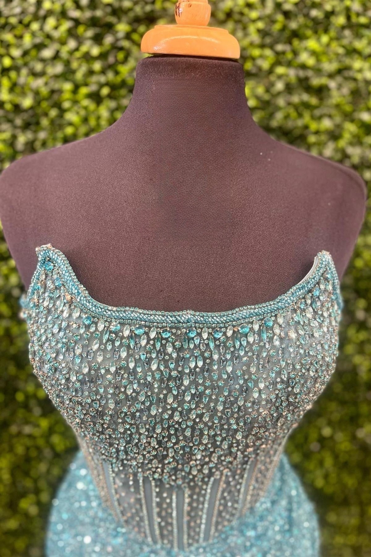 Vestido de fiesta rosa sin tirantes, con lentejuelas y cuentas