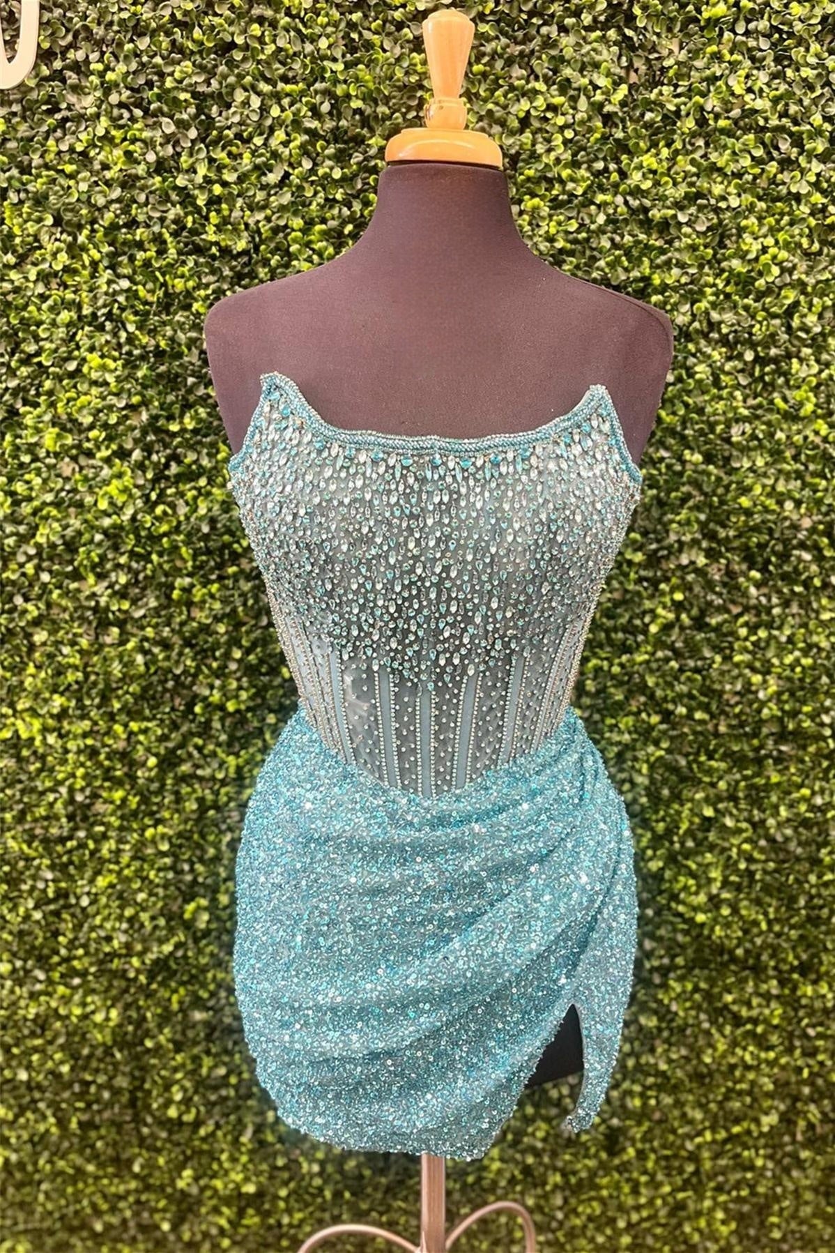 Vestido de fiesta rosa sin tirantes, con lentejuelas y cuentas