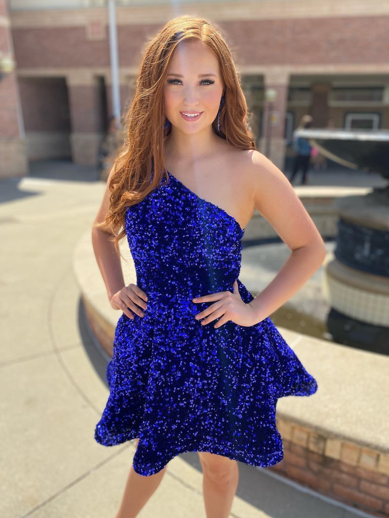 Vestido de fiesta azul rey corto de corte A con un solo hombro y graduación