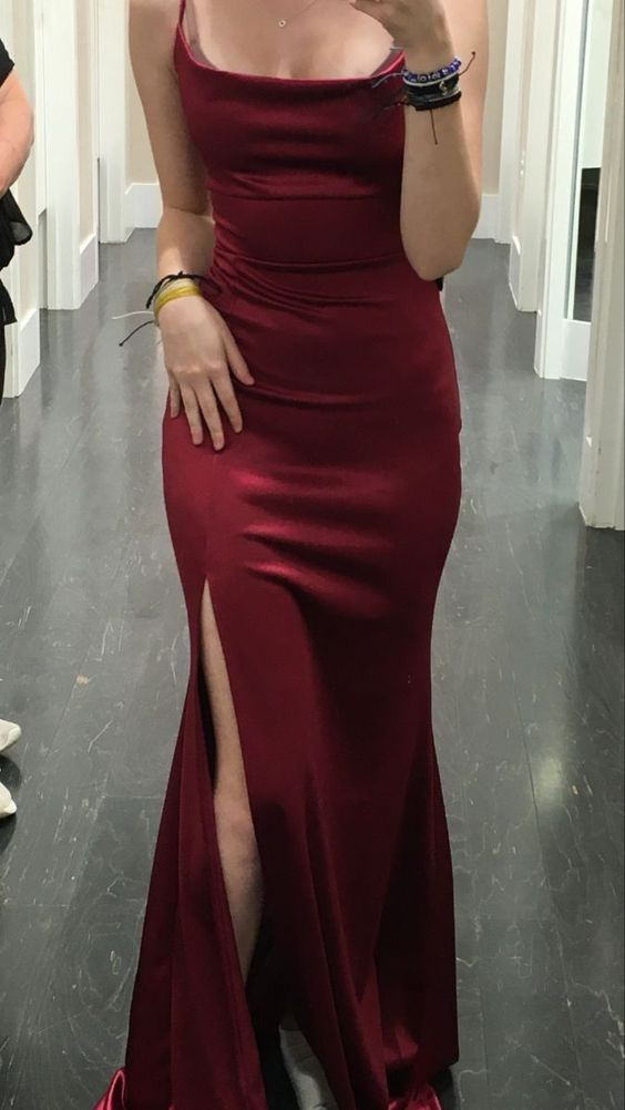 Elegante vestido de fiesta largo de satén con abertura y corte sirena color burdeos