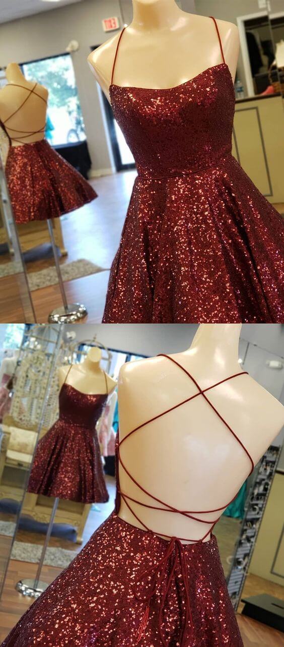 Vestido de fiesta de lentejuelas burdeos con tirantes cruzados en la espalda y corte en A