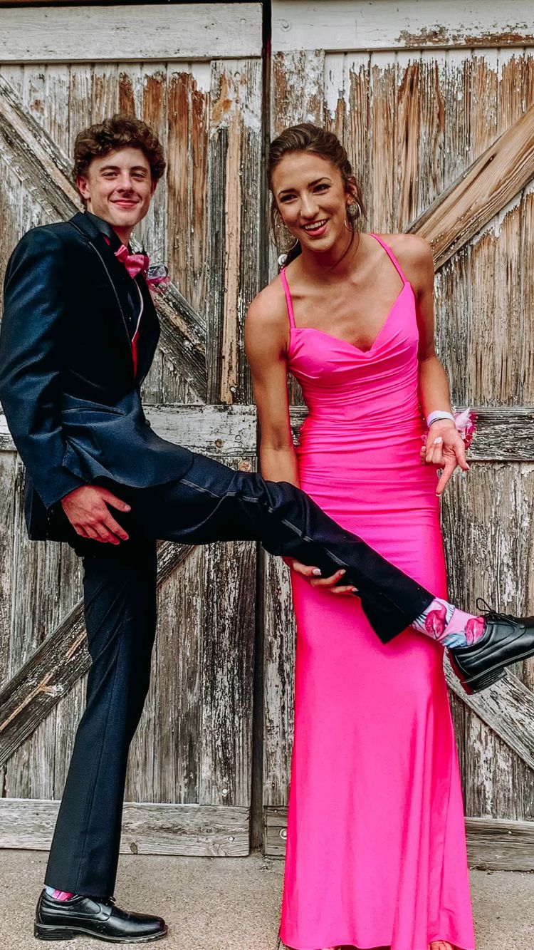 Elegantes vestidos de fiesta largos con tirantes finos y corte sirena verde