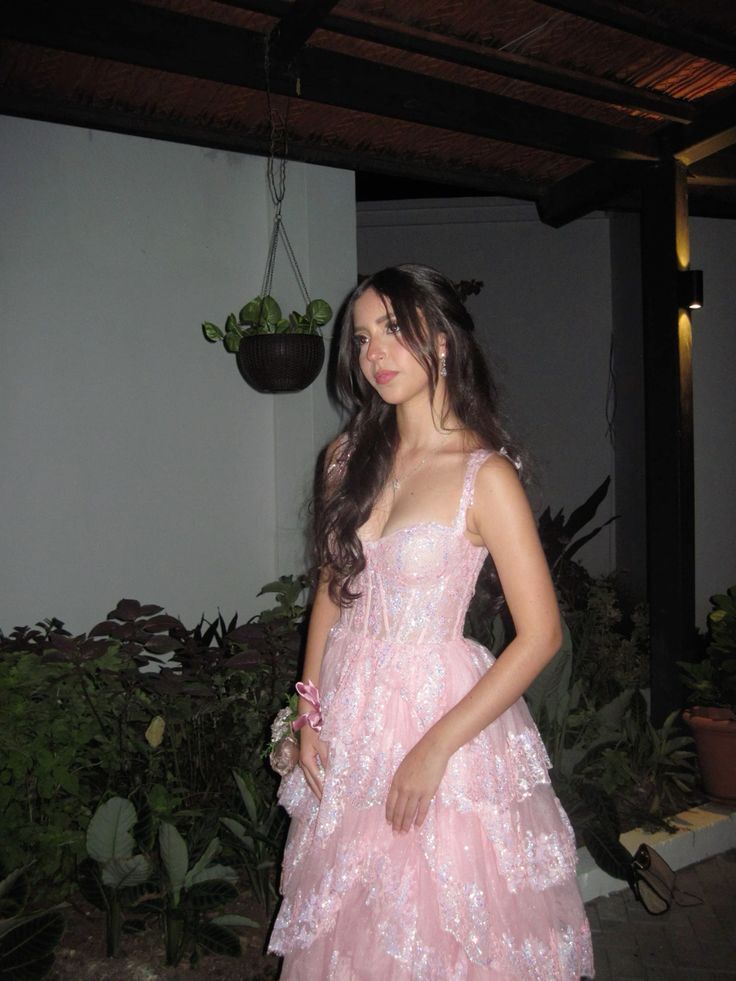 Elegante vestido de fiesta de tul escalonado en línea A, color rosa claro.