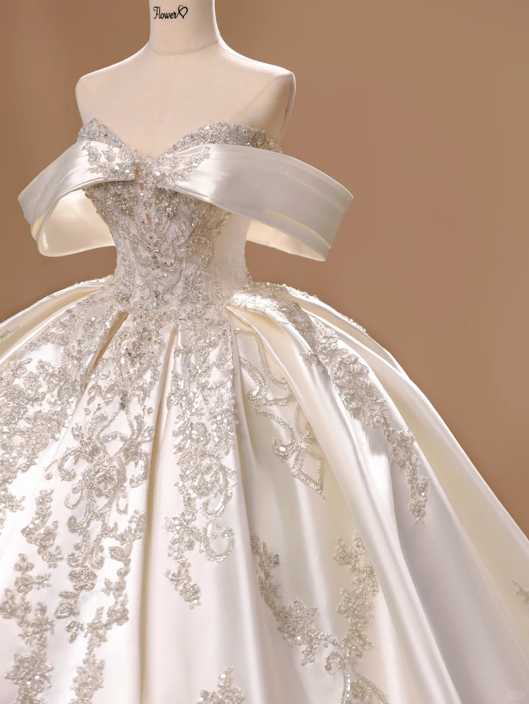 Vestido de novia estilo princesa, de satén, con hombros descubiertos y encaje, mangas cortas, DH2803