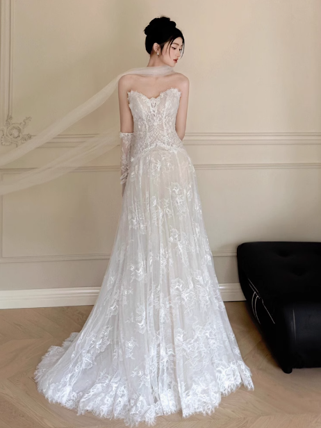 Vestido de novia clásico, corte A, escote corazón, encaje, blanco, minimalista, DP1645