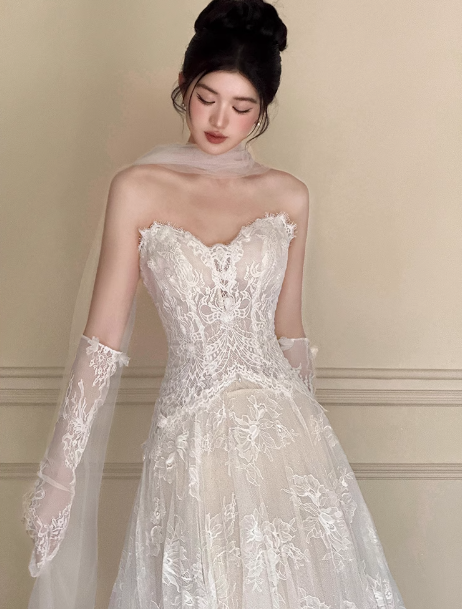 Vestido de novia clásico, corte A, escote corazón, encaje, blanco, minimalista, DP1645