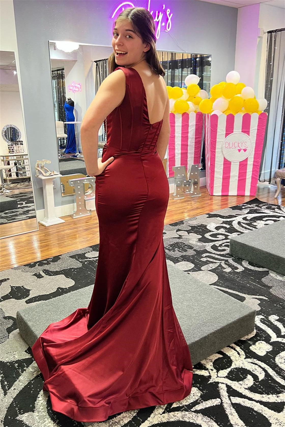 Vestido de fiesta largo de satén con cuentas y hombros descubiertos en color burdeos