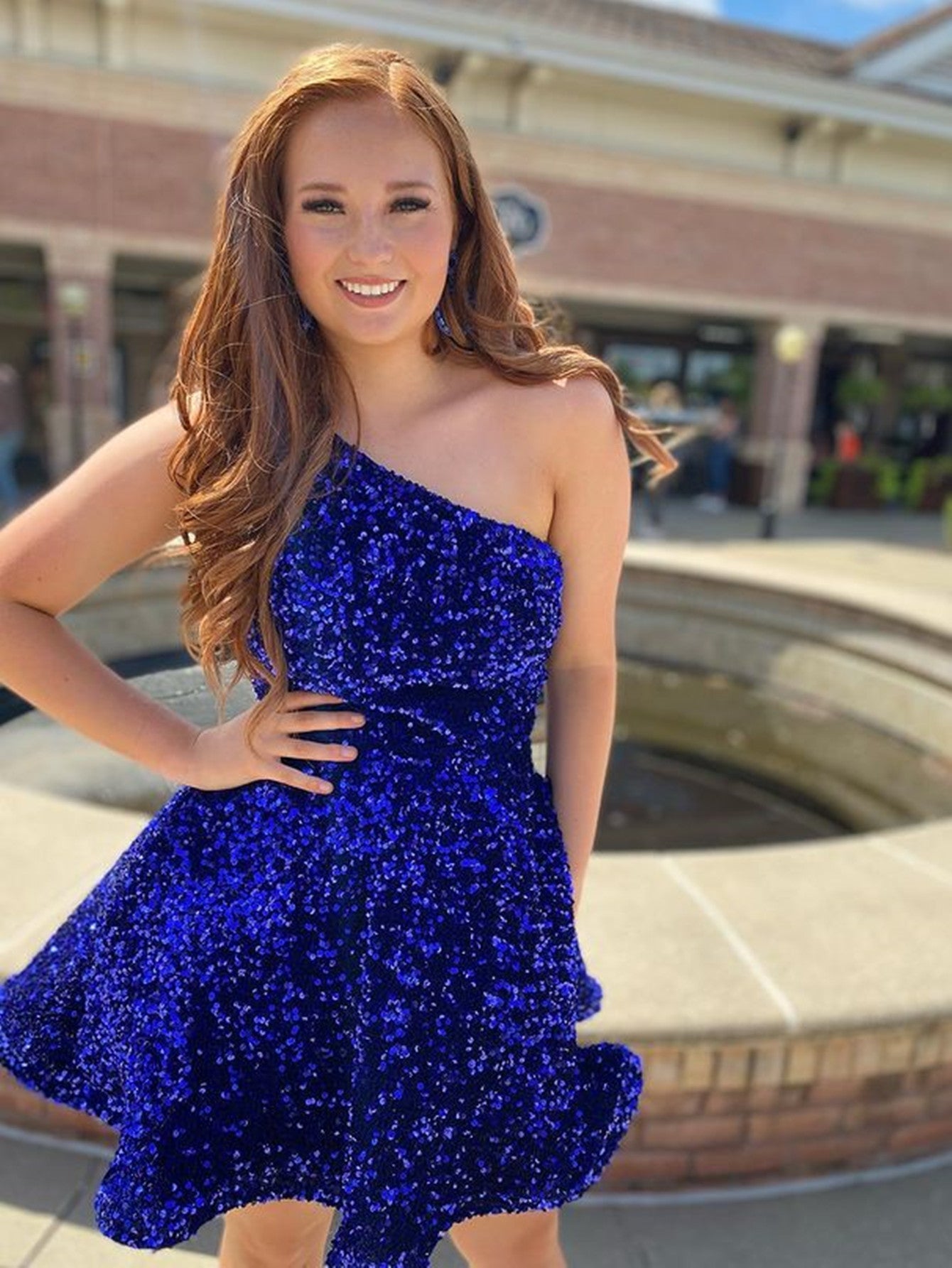 Vestido de fiesta azul rey corto de corte A con un solo hombro y graduación