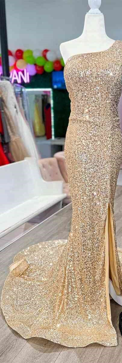 Impresionante vestido de fiesta largo color champán con abertura y lentejuelas de sirena de un solo hombro