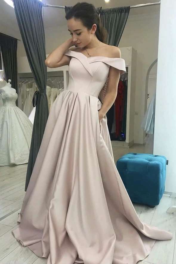 Vestido de fiesta largo sencillo de satén con hombros descubiertos