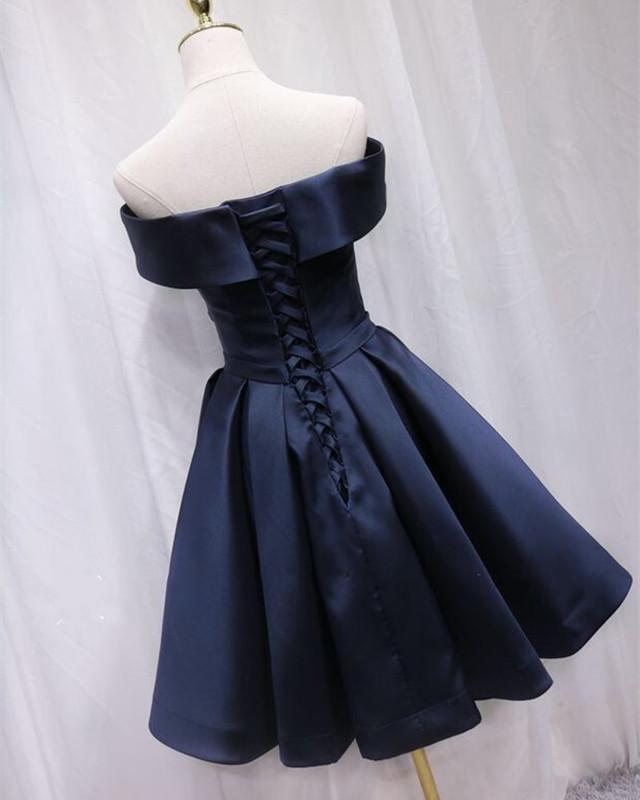 Vestido corto de satén con hombros descubiertos para fiesta de graduación
