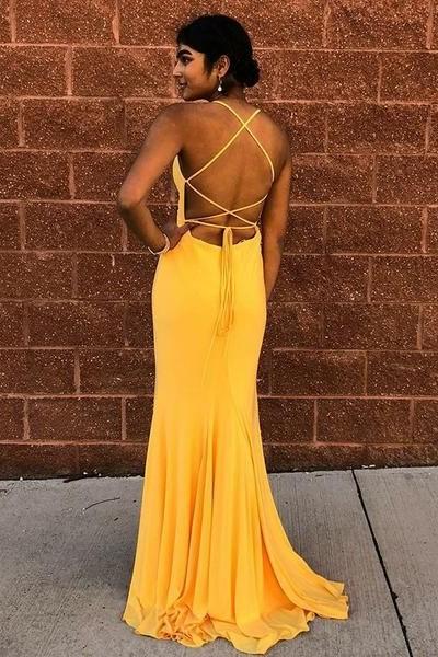 Vestido de fiesta amarillo con escote halter y espalda descubierta con cordones