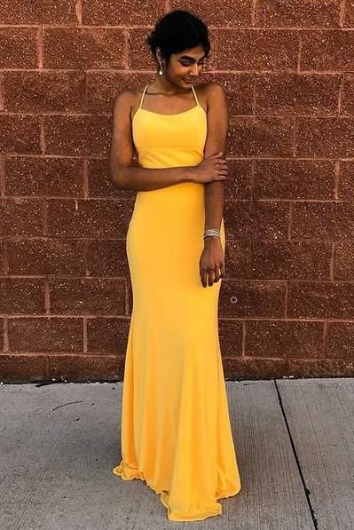 Vestido de fiesta amarillo con escote halter y espalda descubierta con cordones