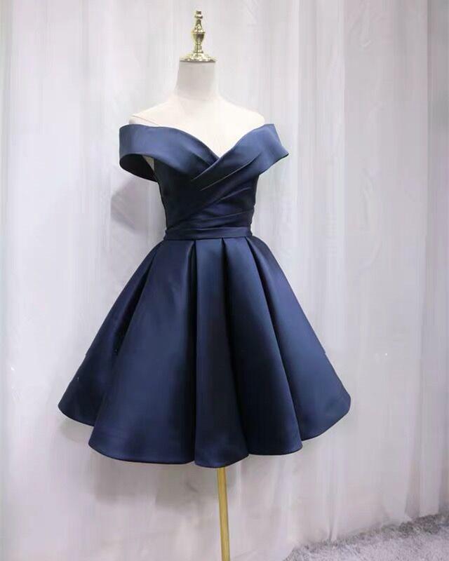 Vestido corto de satén con hombros descubiertos para fiesta de graduación