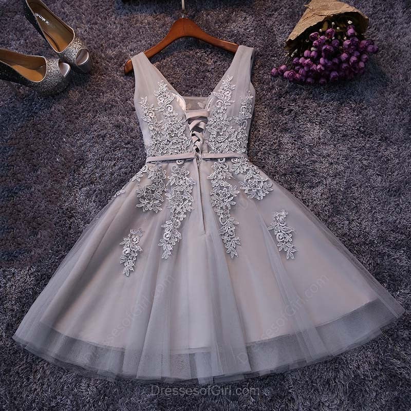 Vestido de fiesta corto de tul con escote en V, largo hasta la rodilla, con encaje y apliques.