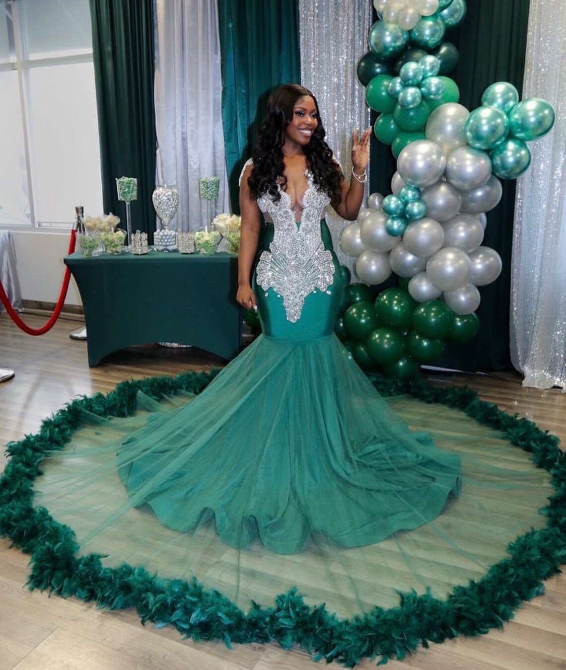 Encantador vestido de fiesta de sirena verde con escote en V y plumas
