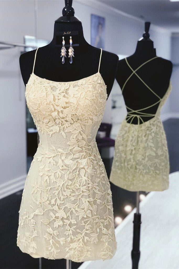 Vestido corto de fiesta con tirantes finos y encaje amarillo