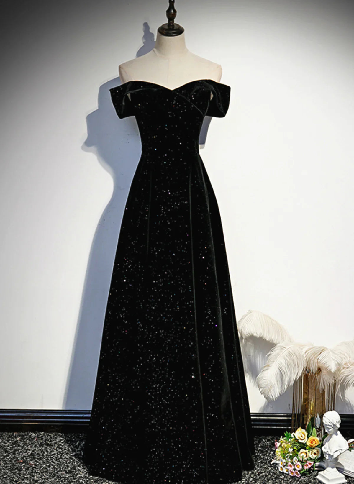 Vestido de fiesta largo de terciopelo negro con escote corazón y hombros descubiertos, vestido de noche negro TP1075