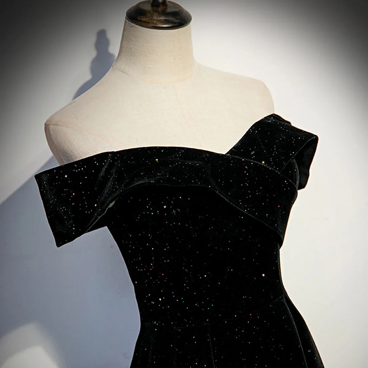 Vestido de fiesta largo de terciopelo negro con escote corazón y hombros descubiertos, vestido de noche negro TP1075