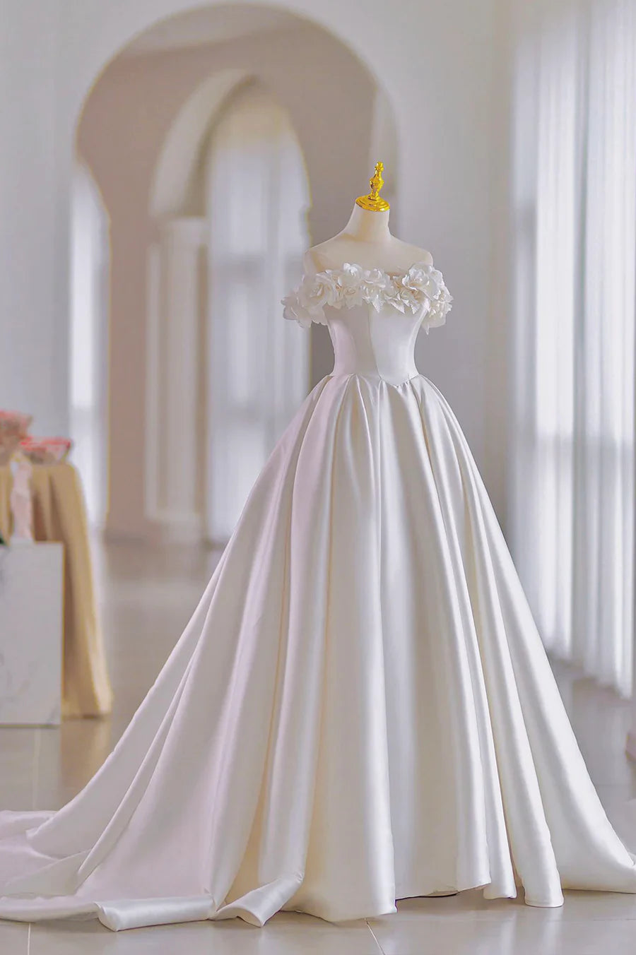 Vestido de novia largo de satén blanco, corte A, con flores y lazo TP952